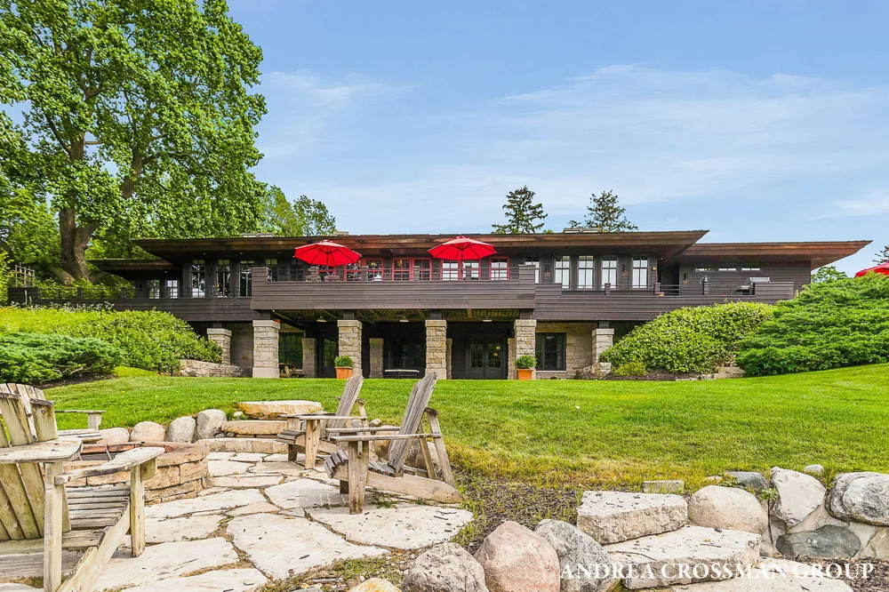 2048 Lakeshore Drive Fennville, MI 49408