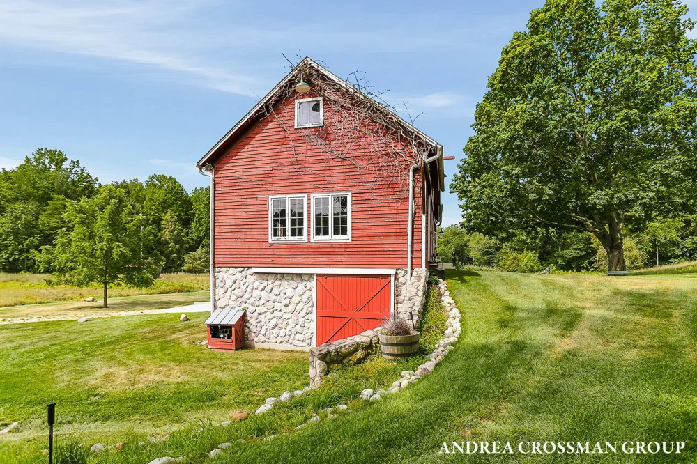 2048 Lakeshore Drive Fennville, MI 49408