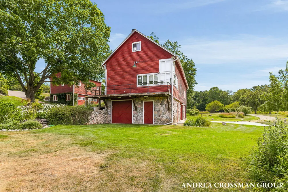 2048 Lakeshore Drive Fennville, MI 49408