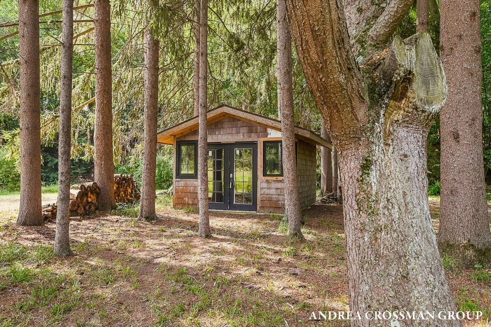 2048 Lakeshore Drive Fennville, MI 49408