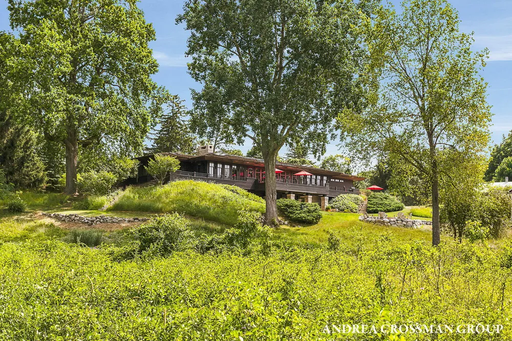 2048 Lakeshore Drive Fennville, MI 49408