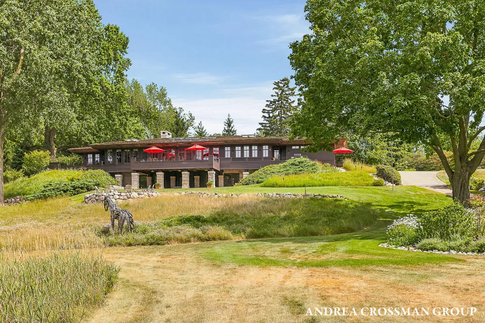2048 Lakeshore Drive Fennville, MI 49408