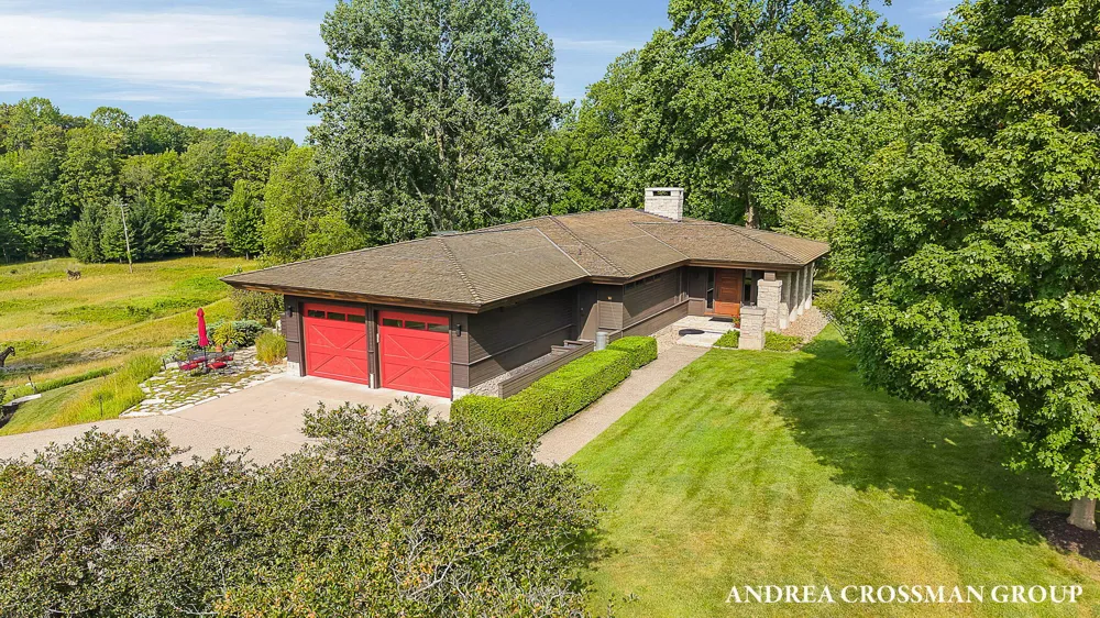 2048 Lakeshore Drive Fennville, MI 49408