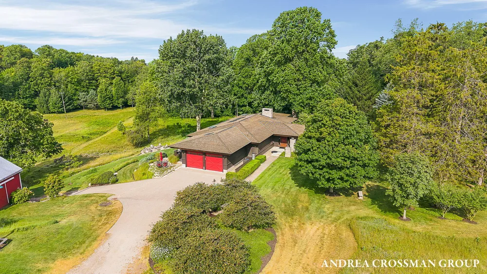 2048 Lakeshore Drive Fennville, MI 49408
