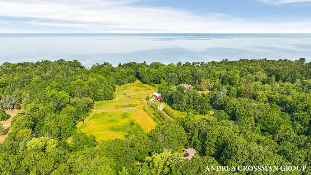 2048 Lakeshore Drive Fennville, MI 49408