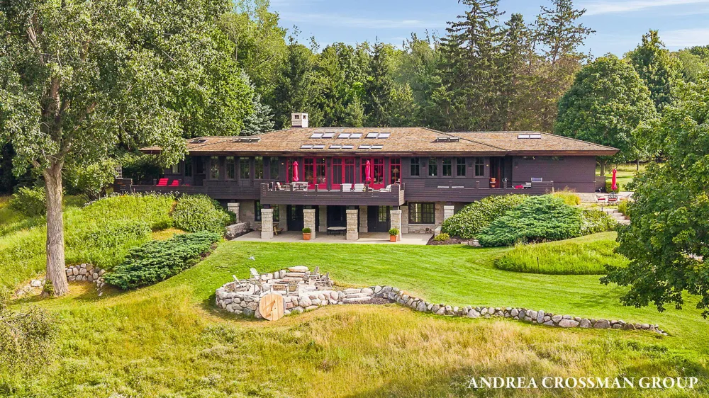2048 Lakeshore Drive Fennville, MI 49408
