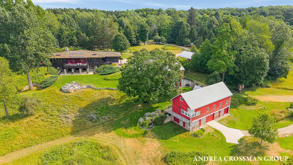 2048 Lakeshore Drive Fennville, MI 49408