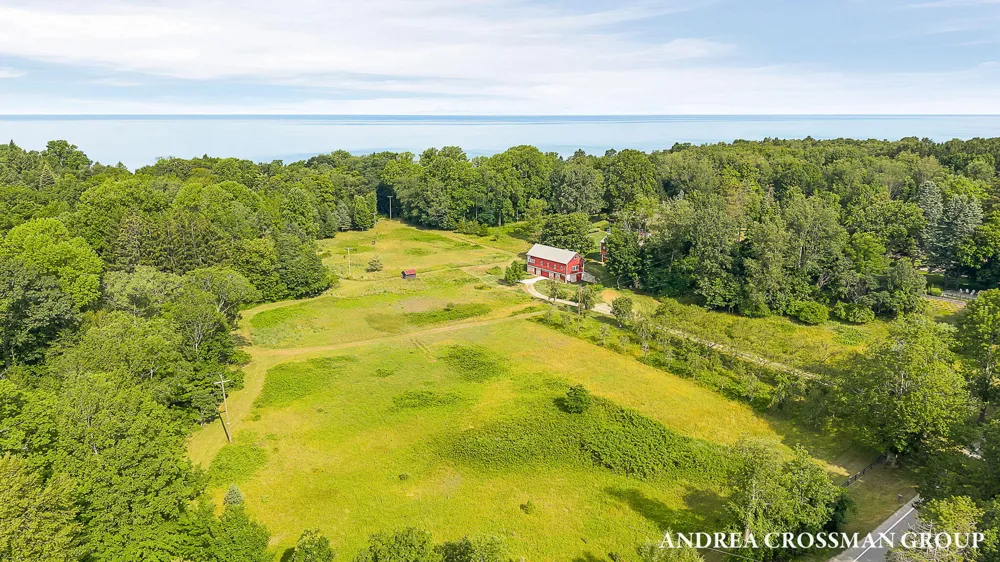 2048 Lakeshore Drive Fennville, MI 49408