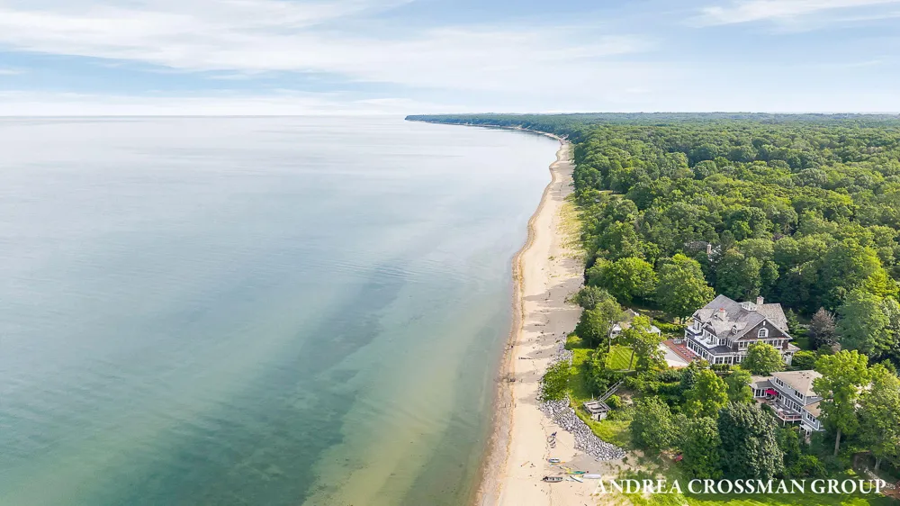2048 Lakeshore Drive Fennville, MI 49408