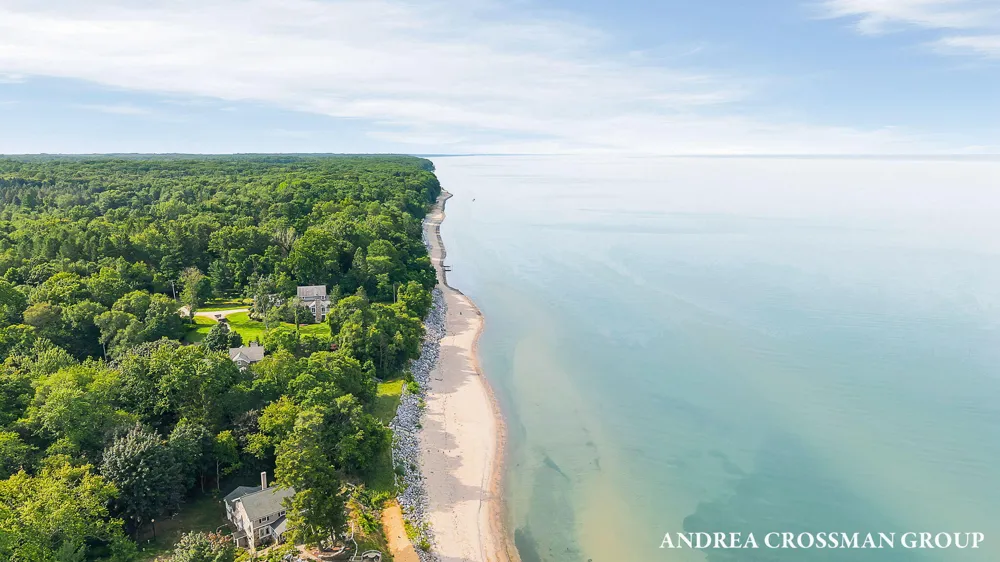 2048 Lakeshore Drive Fennville, MI 49408