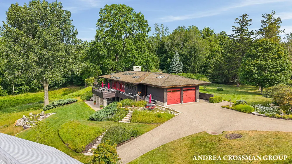 2048 Lakeshore Drive Fennville, MI 49408