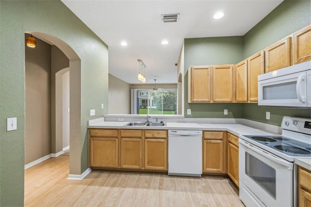 11221 WINDSOR PLACE CIRCLE Tampa, FL 33626