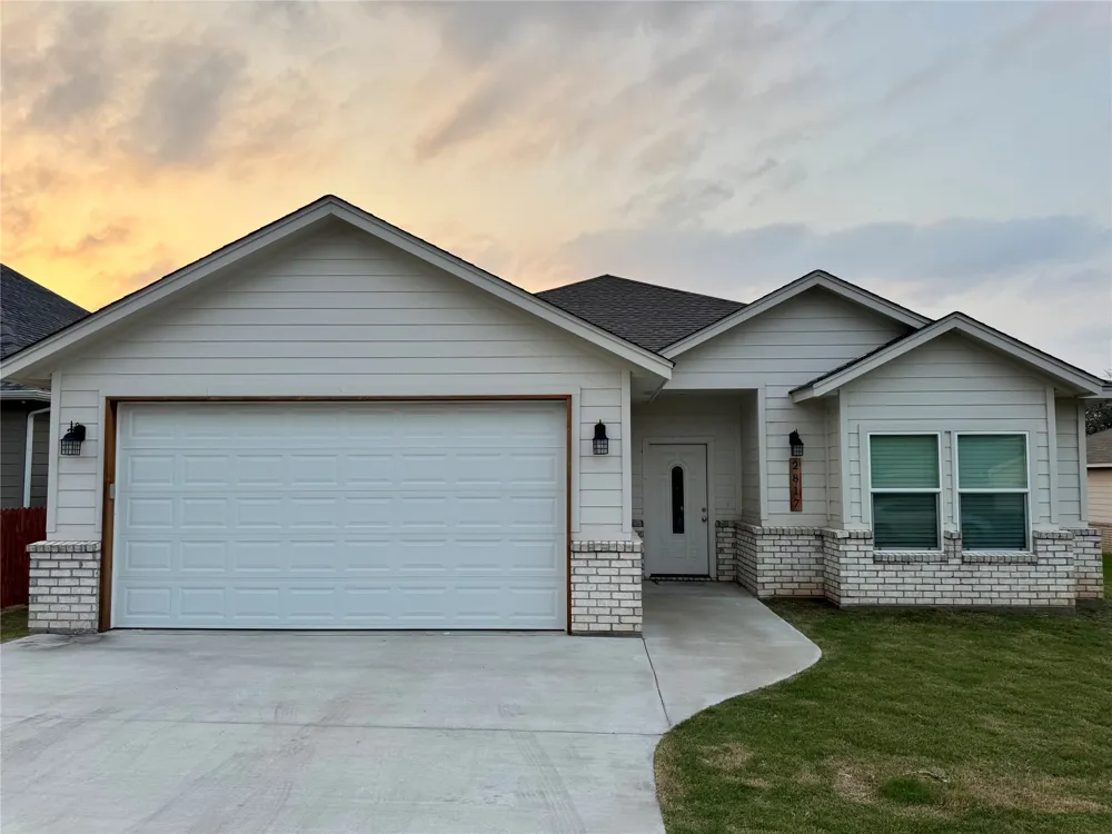 2817 Steepleridge Circle Granbury, TX 76048