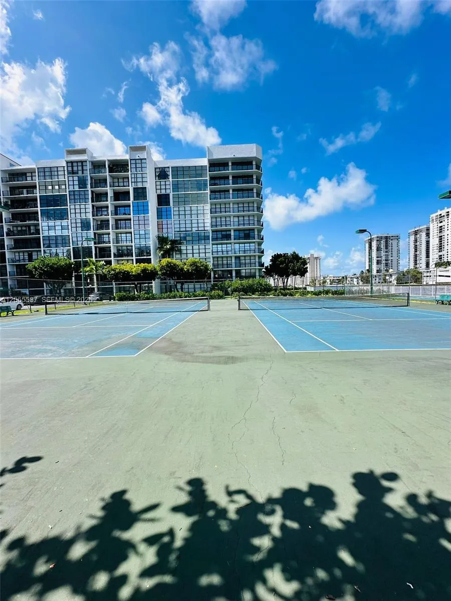 800 Parkview Dr #611 Hallandale Beach, FL 33009