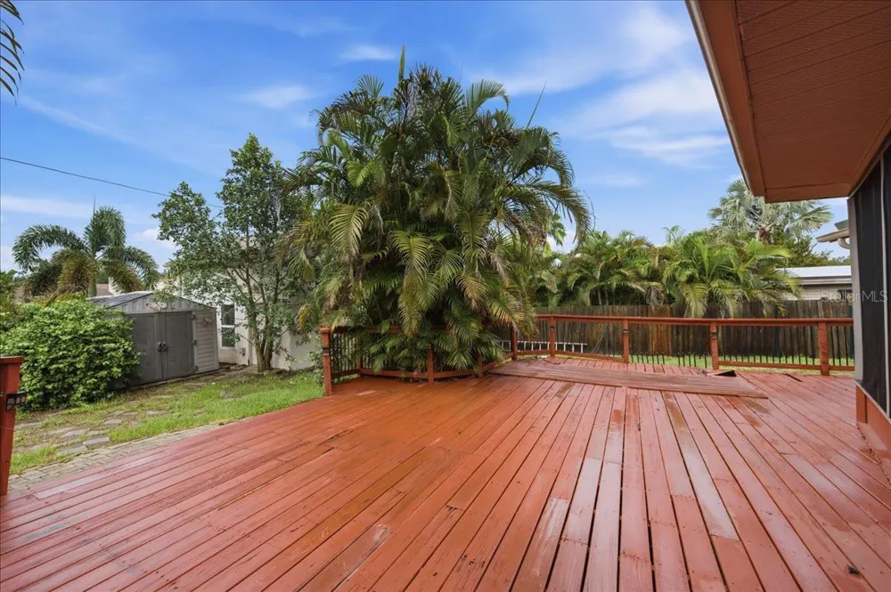 1221 E LIME STREET Tarpon Springs, FL 34689