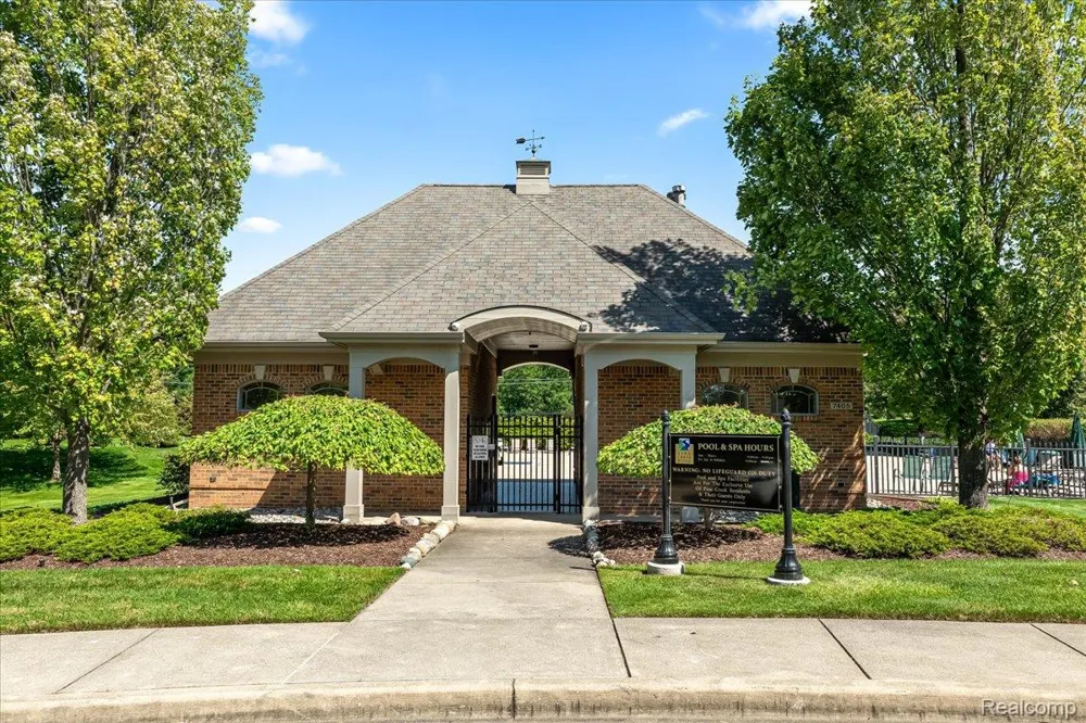 242 Hartford Way Brighton City, MI 48116