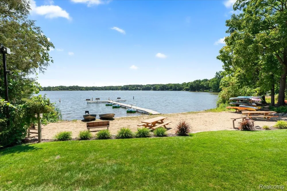 242 Hartford Way Brighton City, MI 48116