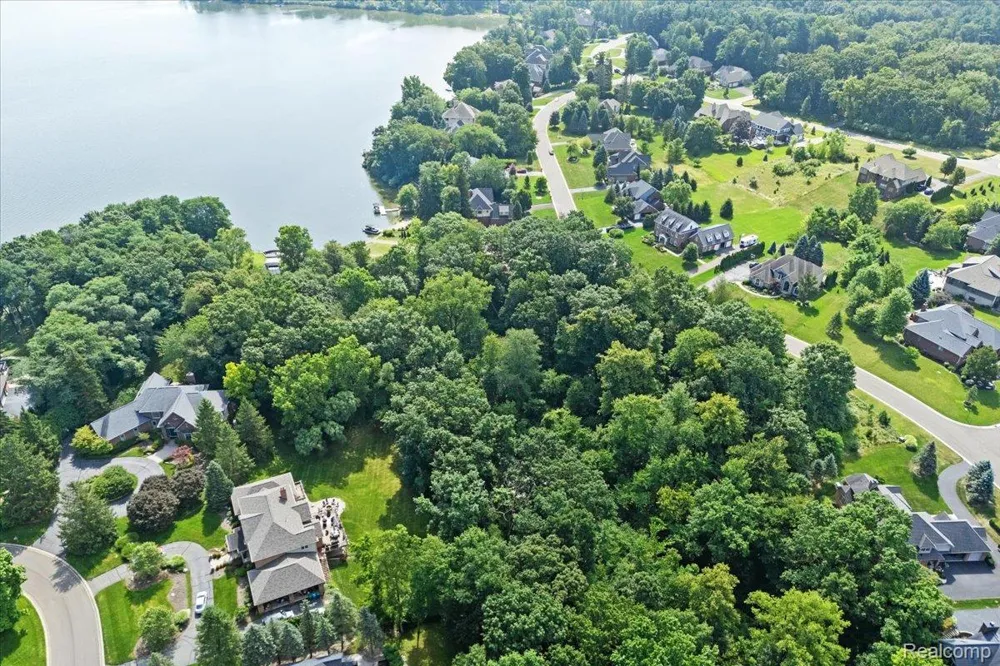 242 Hartford Way Brighton City, MI 48116