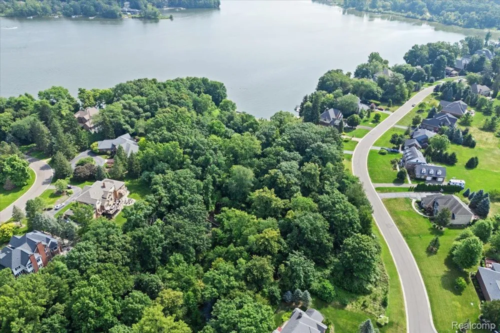 242 Hartford Way Brighton City, MI 48116