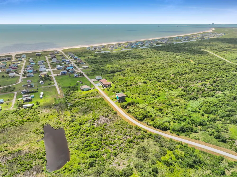 937 Magnolia Crystal Beach, TX 77650