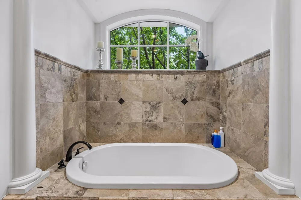 15700 Portico Drive Minnetonka, MN 55391