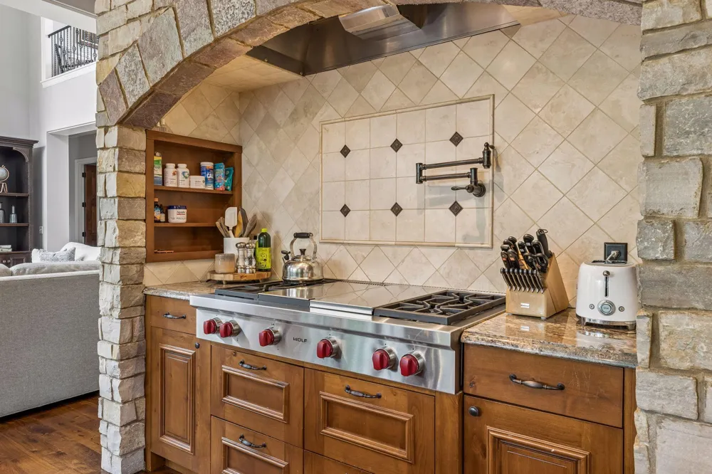 15700 Portico Drive Minnetonka, MN 55391