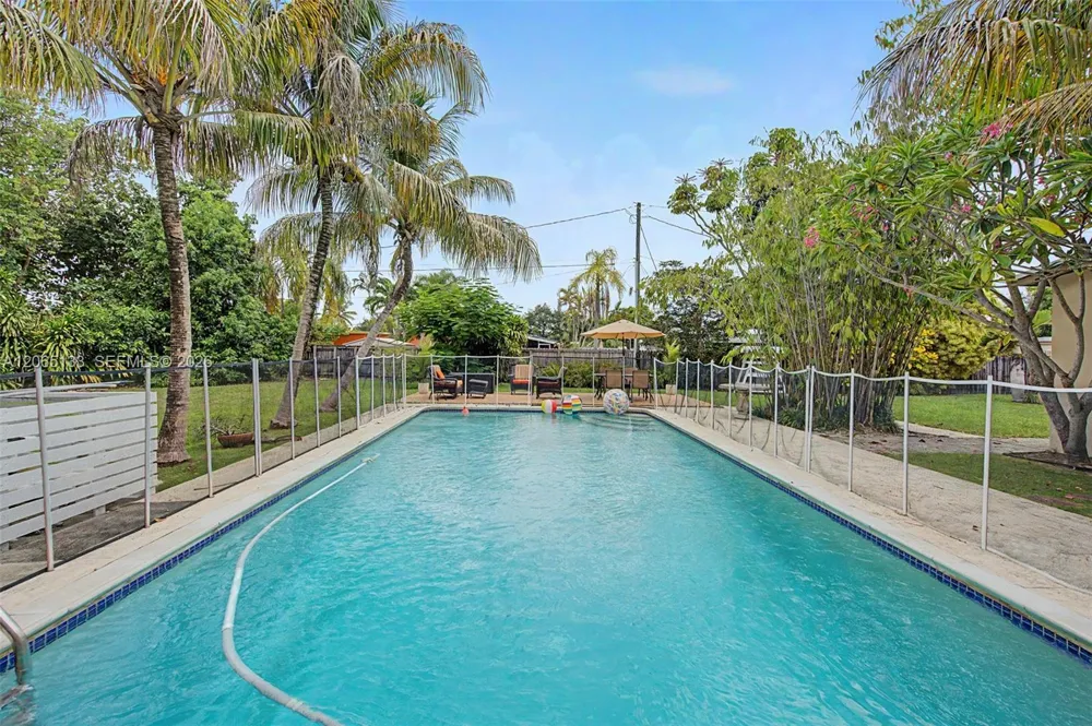 9770 Cutler Ridge Dr Cutler Bay, FL 33157
