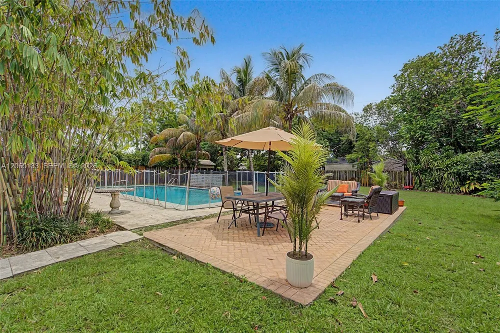 9770 Cutler Ridge Dr Cutler Bay, FL 33157