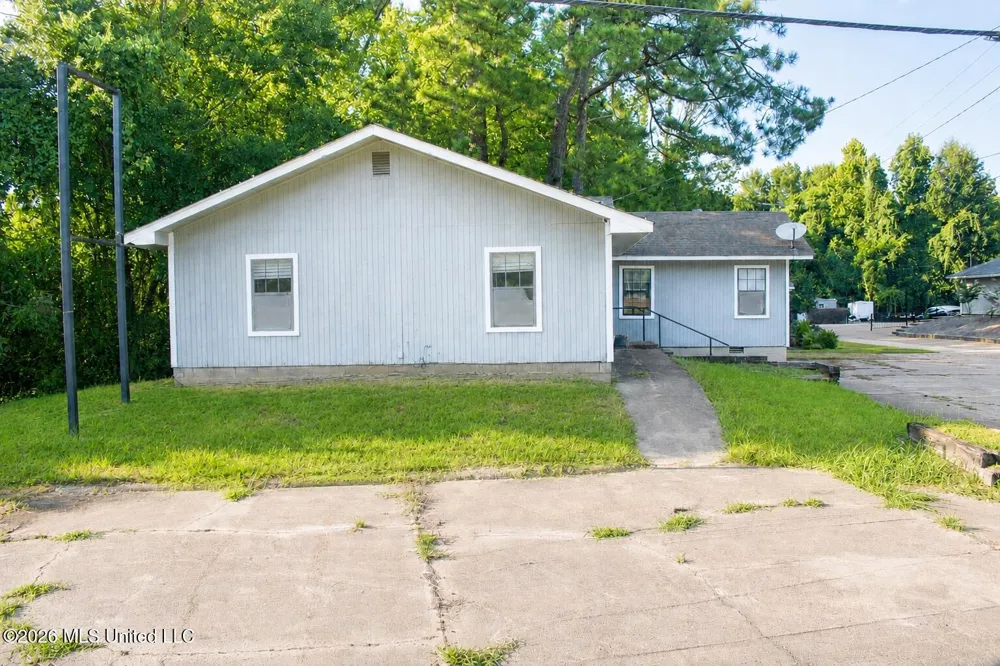 830 Lakeview Drive Grenada, MS 38901