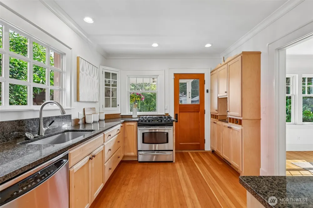 5248 17th Avenue NE Seattle, WA 98105