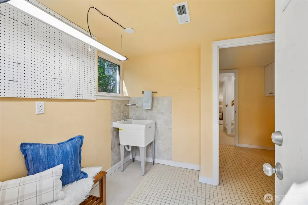 5248 17th Avenue NE Seattle, WA 98105