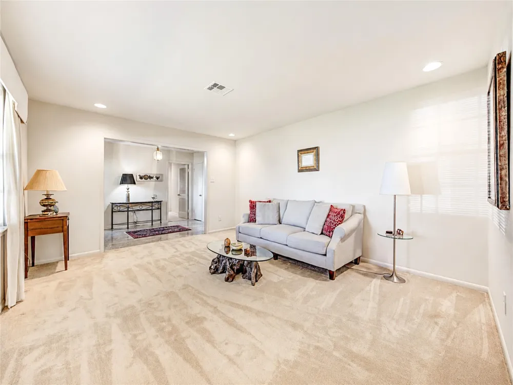 5107 Queensloch Houston, TX 77096