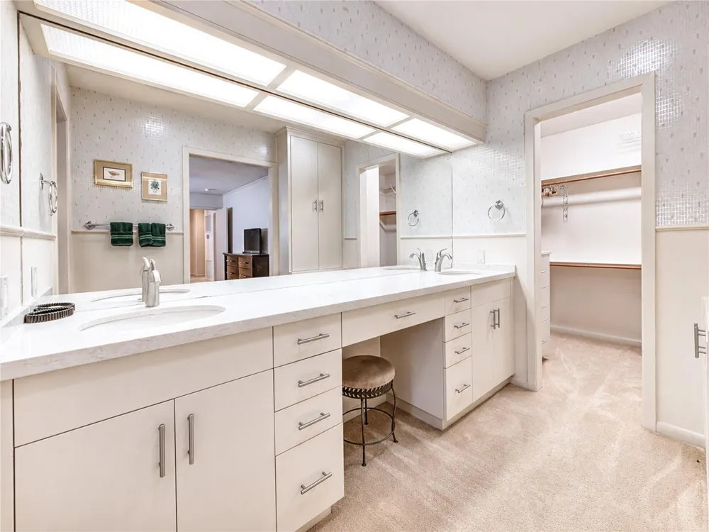 5107 Queensloch Houston, TX 77096
