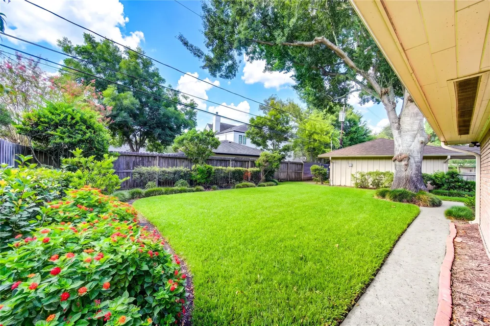 5107 Queensloch Houston, TX 77096