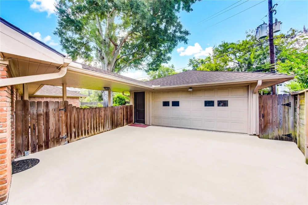 5107 Queensloch Houston, TX 77096