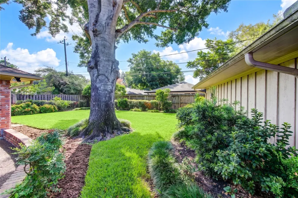 5107 Queensloch Houston, TX 77096