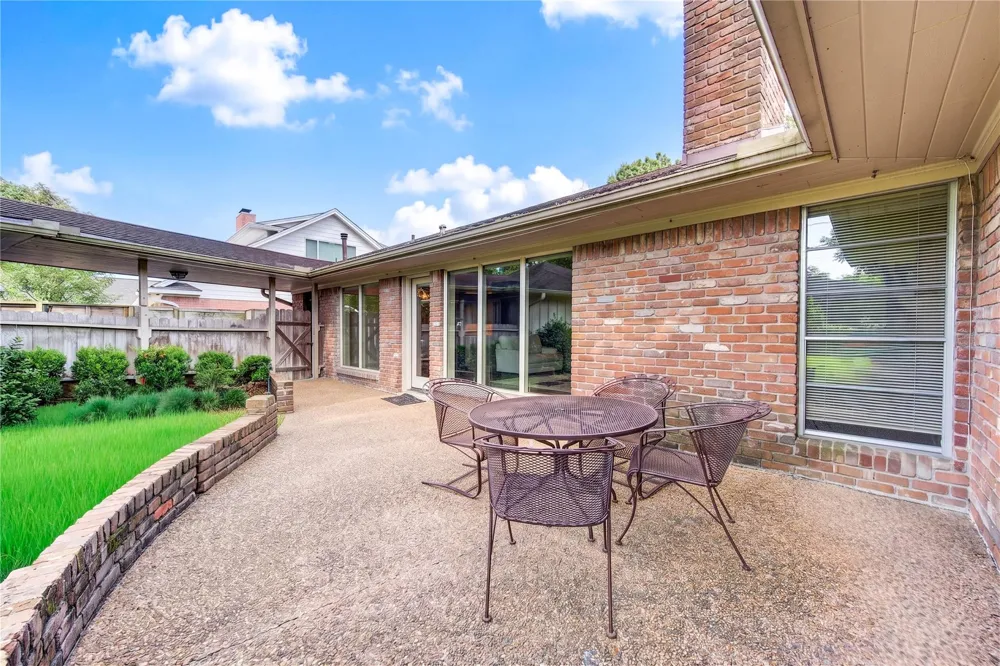 5107 Queensloch Houston, TX 77096