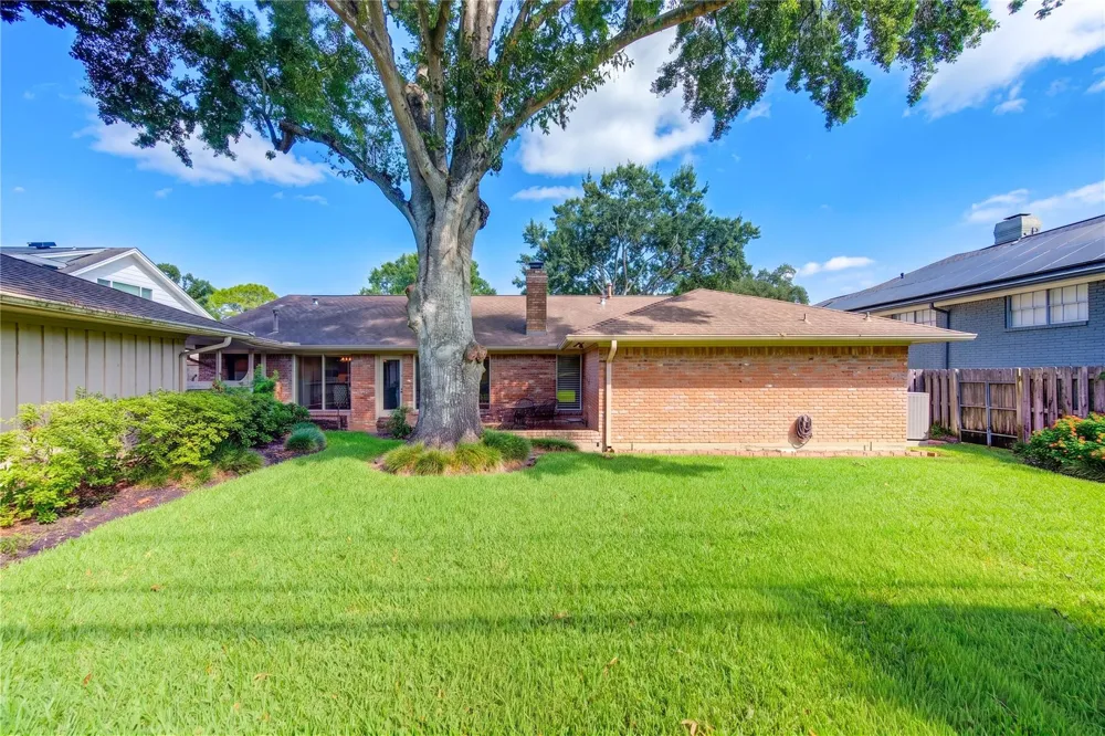 5107 Queensloch Houston, TX 77096