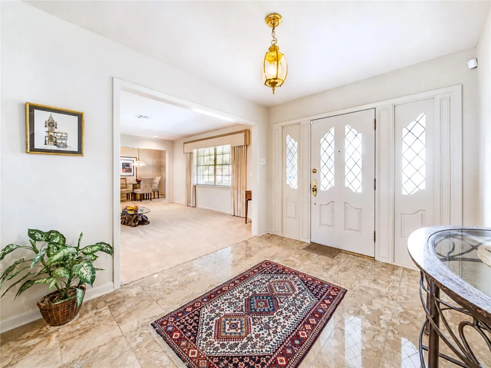 5107 Queensloch Houston, TX 77096