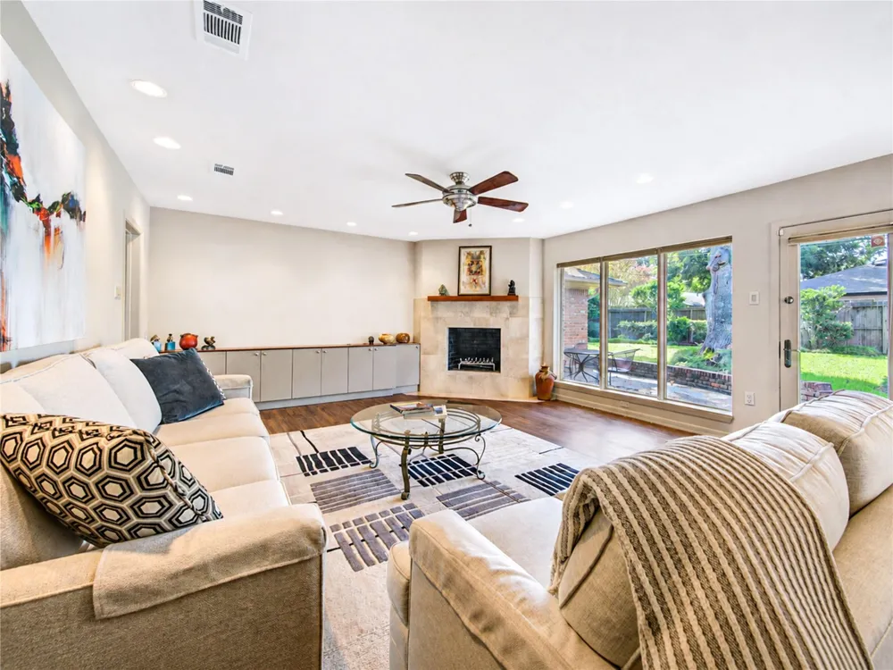 5107 Queensloch Houston, TX 77096