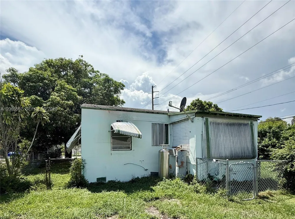6545 NW 6th Ave Miami, FL 33150