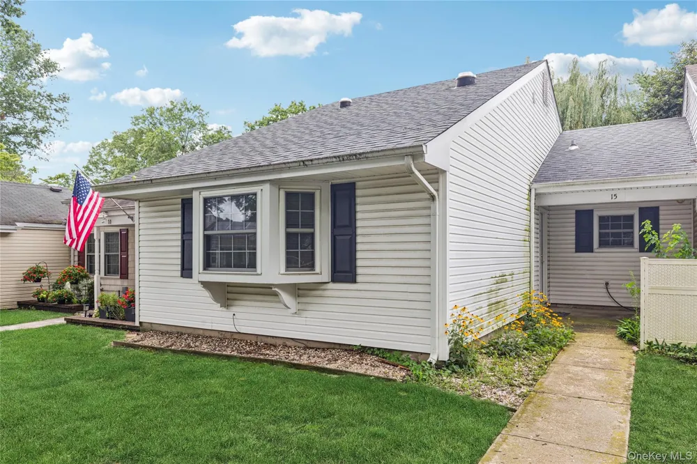 15 Forge Lane Coram, NY 11727