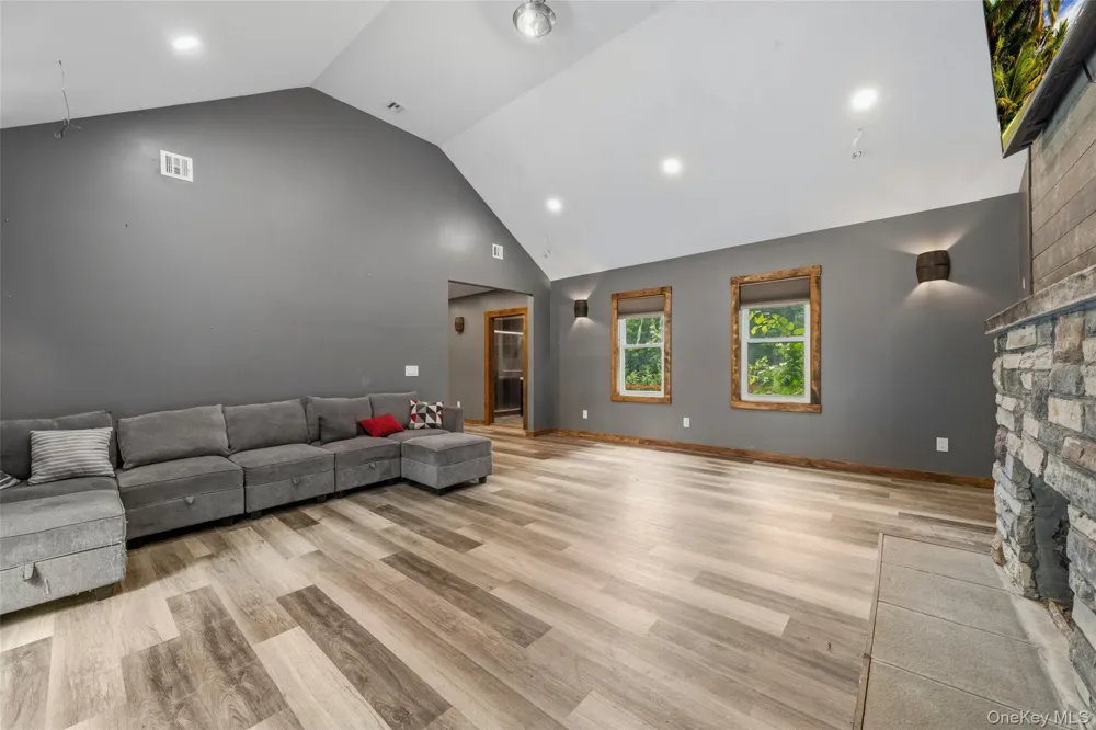 290 Route 17K Bloomingburg, NY 12721