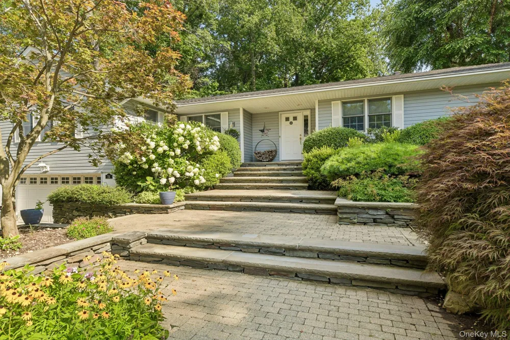 24 Vanad Drive East Hills, NY 11576