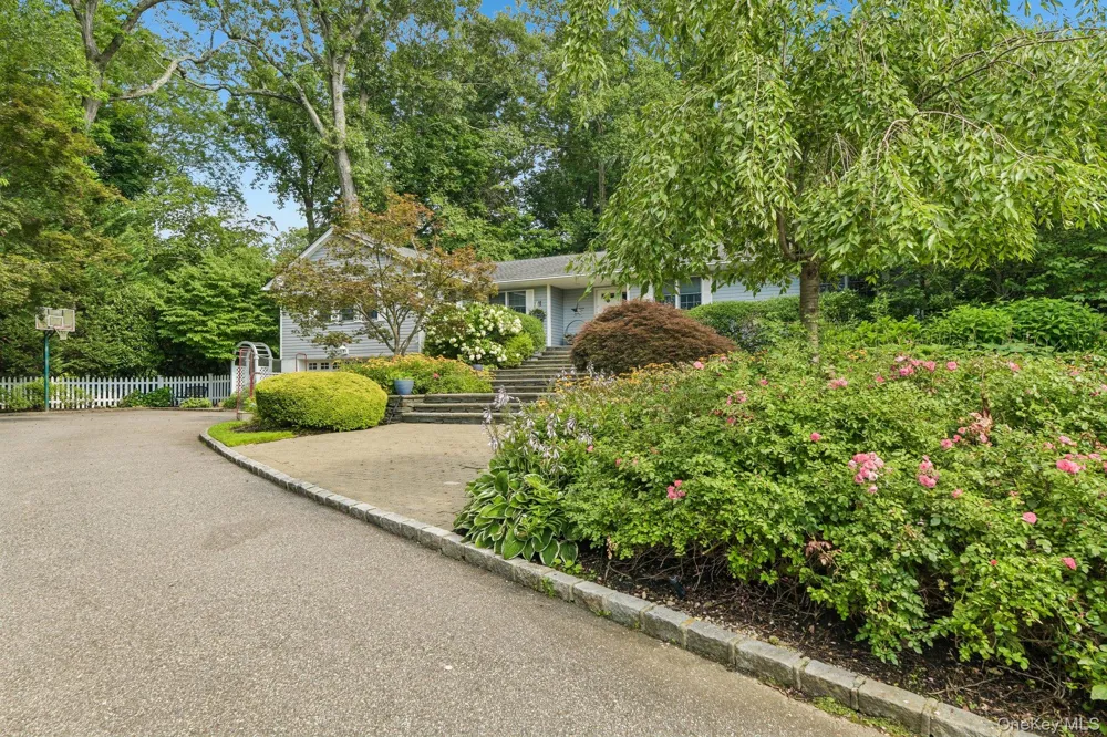 24 Vanad Drive East Hills, NY 11576