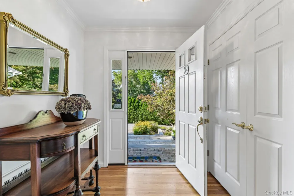 24 Vanad Drive East Hills, NY 11576