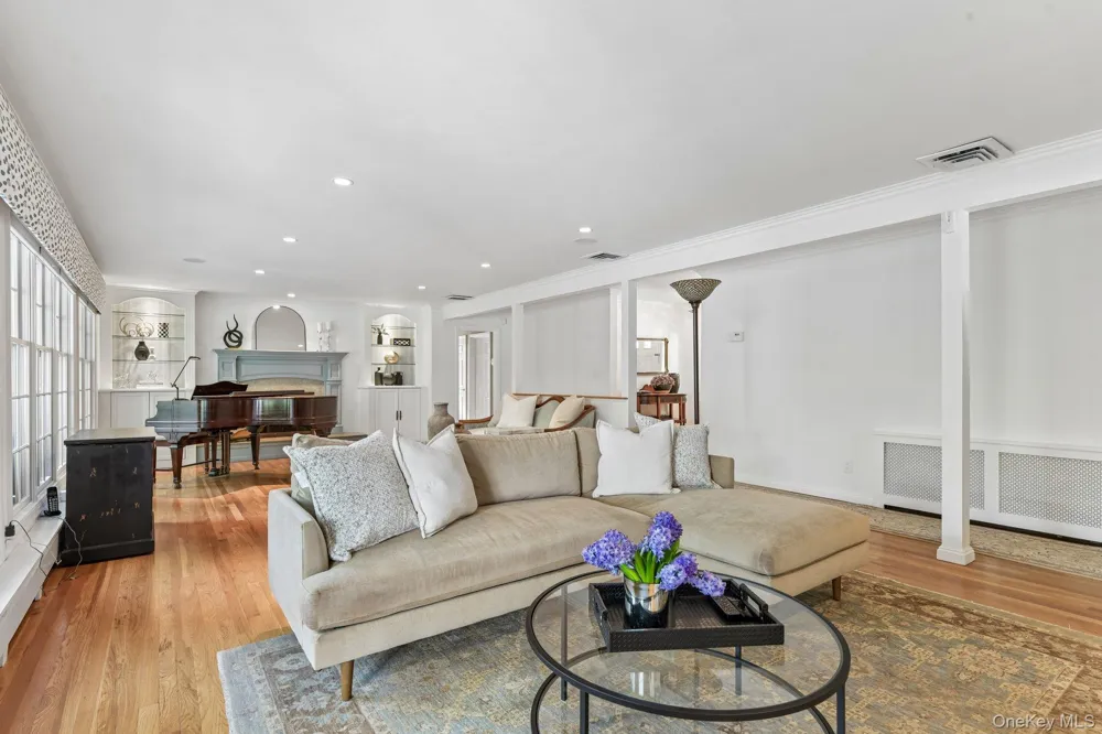 24 Vanad Drive East Hills, NY 11576