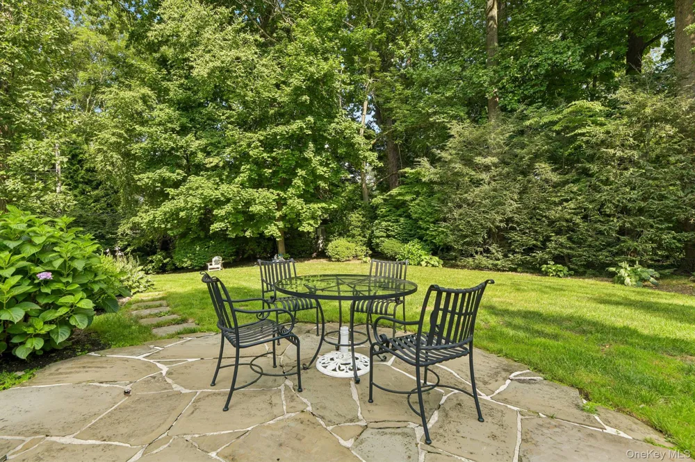 24 Vanad Drive East Hills, NY 11576