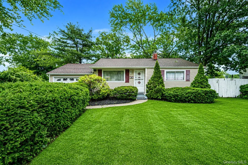 2715 Falcon Avenue Medford, NY 11763