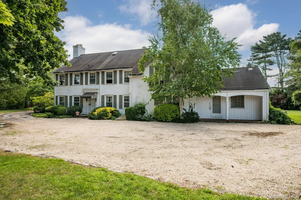 257 Adams Lane Hewlett Neck, NY 11557